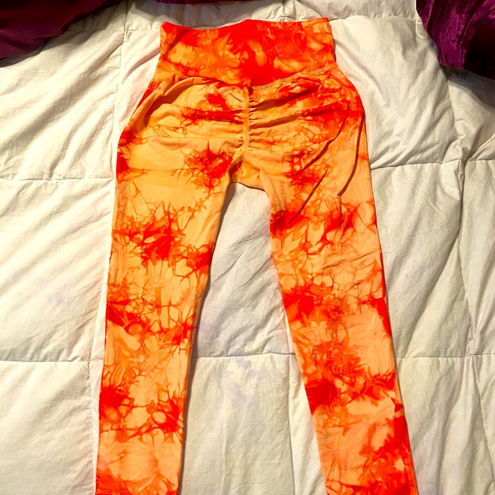 Never worn orange tie dye scrunch butt workout leggings, size medium